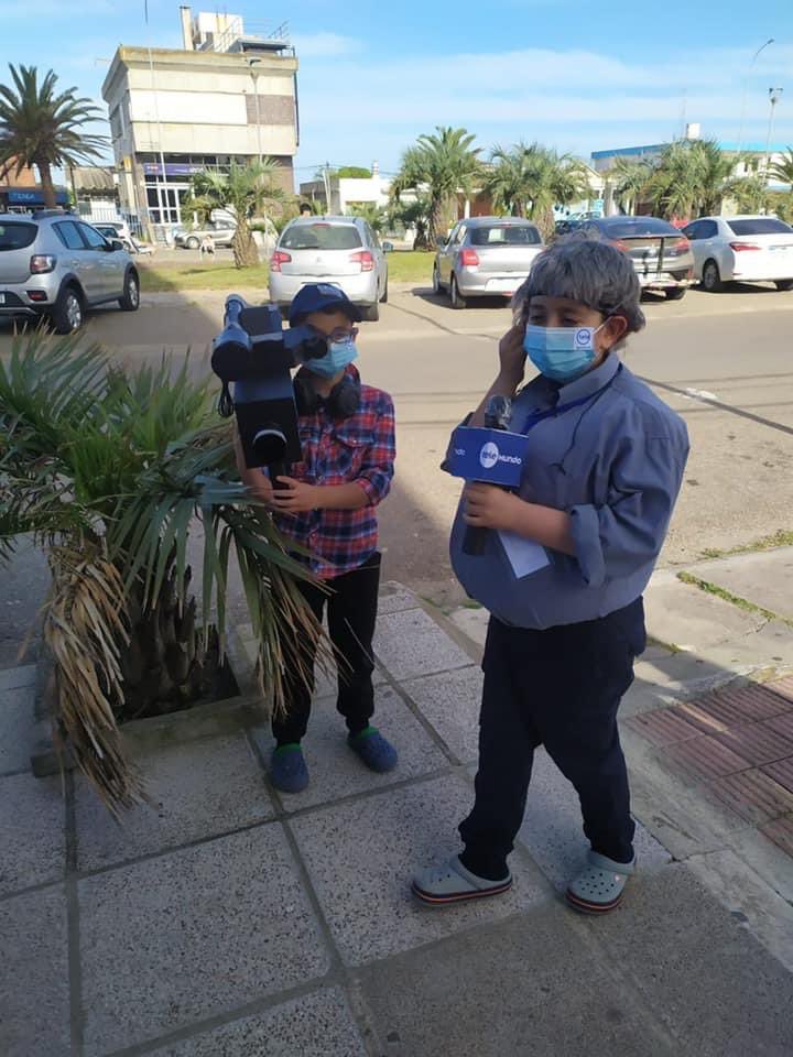 Se acerca Halloween y me gustaría que recordemos que dos niños uruguayos hace unos años ganaron el premio a los mejores disfraces de la historia, el niño Celso Cuadro y el niño camarógrafo de Celso Cuadro.