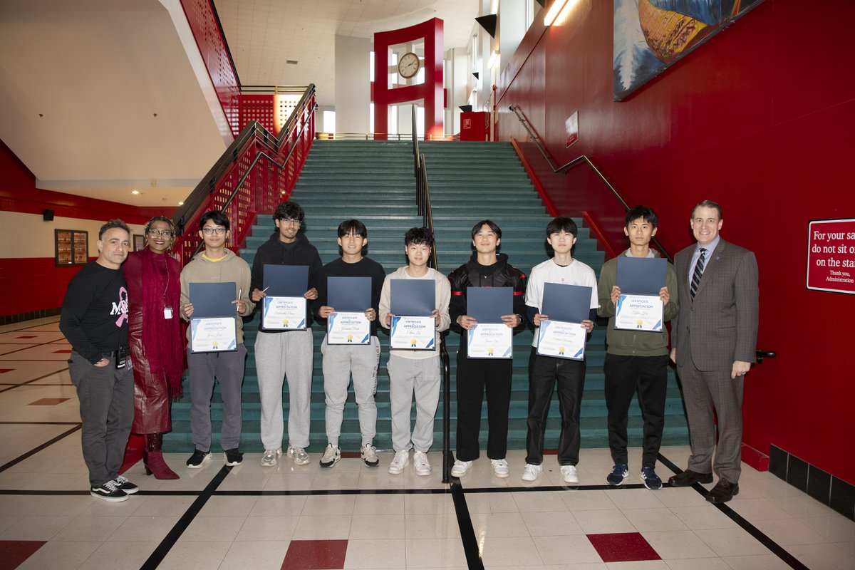 MCPS en Español (@mcpsespanol) on Twitter photo El Dr. Taylor visitó las escuelas secundarias Wootton, Richard Montgomery, Winston Churchill y Montgomery Blair; las escuelas intermedias Herbert Hoover y Robert Frost; y la escuela elemental Cold Spring para entregar certificados a los estudiantes voluntarios. El Dr. Taylor visitó las escuelas secundarias Wootton, Richard Montgomery, Winston Churchill y Montgomery Blair; las escuelas intermedias Herbert Hoover y Robert Frost; y la escuela elemental Cold Spring para entregar certificados a los estudiantes voluntarios.