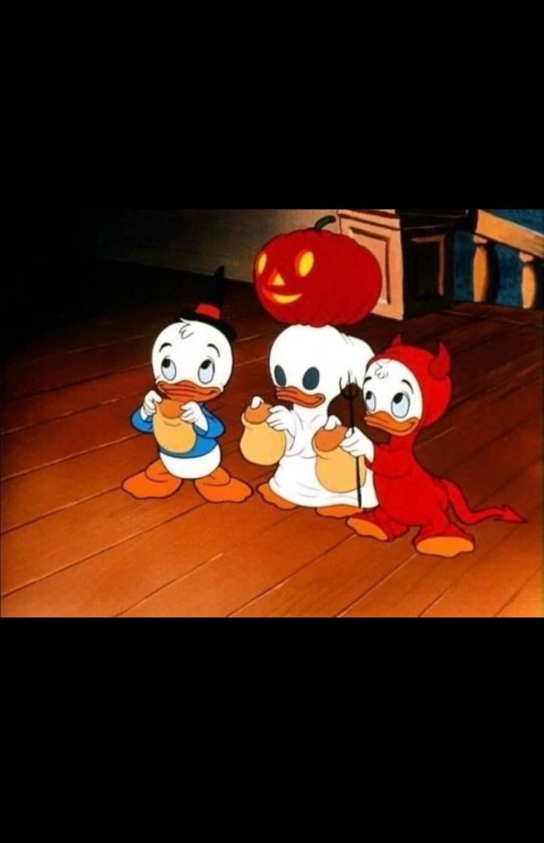 Halloween Part I: my vaguely-medieval-fantasy-in-hot-pants take on one of my favorite seasonal watches, Disney’s 1952 Donald Duck cartoon, “Trick or Treat” 🎃

Photos by <a href="/EricMagnussen/">Eric Magnussen</a> 🧡