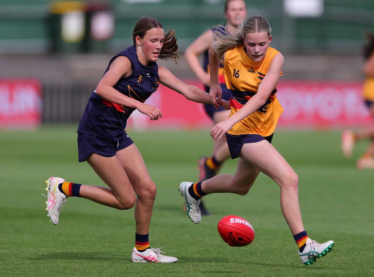 CrowsAcademies's tweet image. What a stage for the @Adelaide_FC @CrowsAcademies NGA Girls last night - playing the Curtain Raiser to @aflwomens Showdown 4 between @CrowsAFLW and @PAFC . The next generation of Crows on show. Team Tonon win by 38pts.