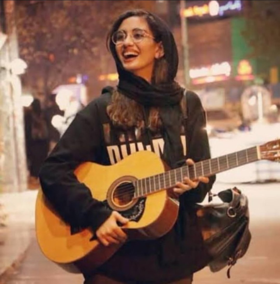 ۱۴ سال داشت وقتی مزدوران خامنه‌ای با شلیک مستقیم گلوله‌ای به سرش، او را به قتل رساندند.
#نیکتا_اسفندانی