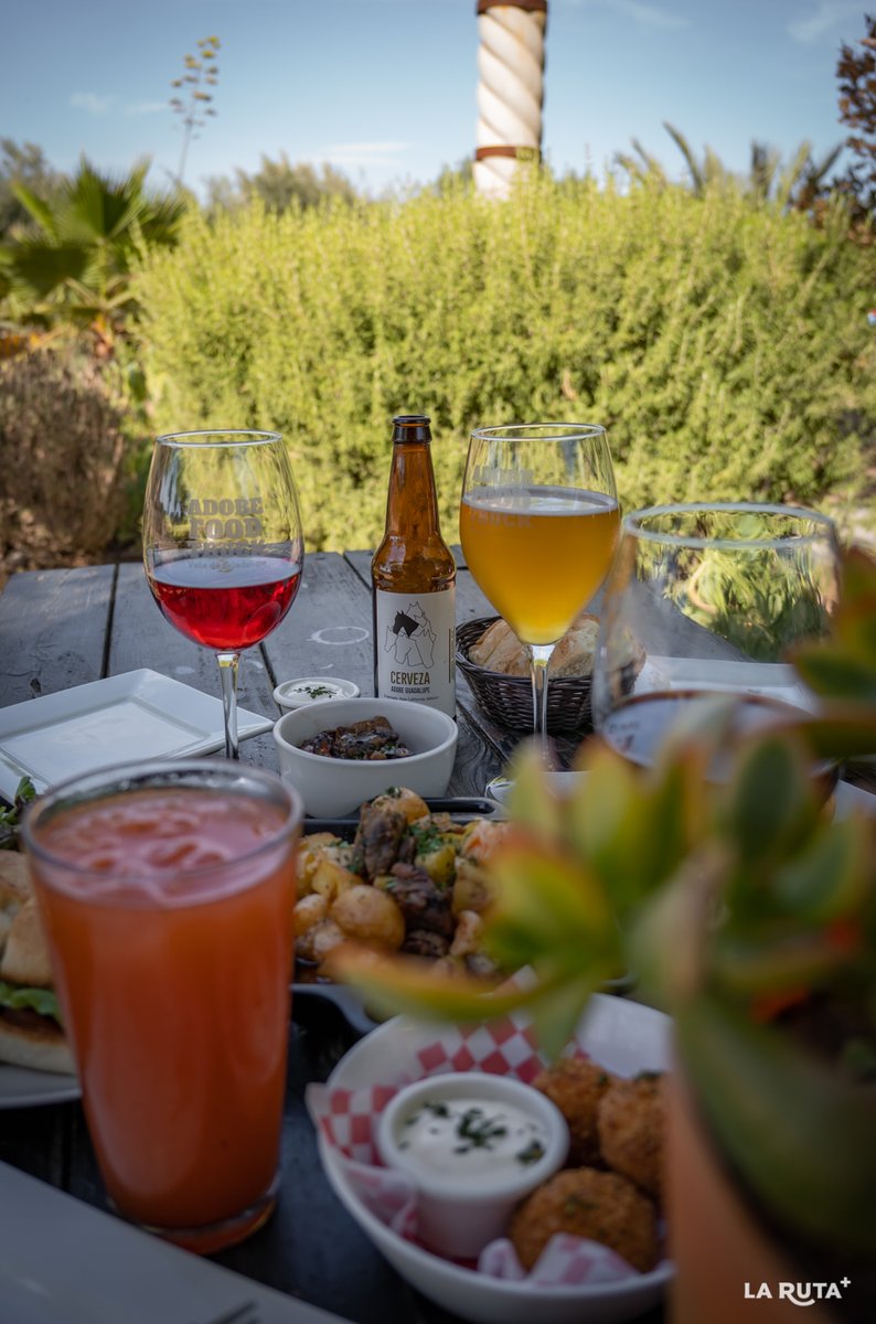 Adobe Foodtruck 🌿 tiene jardines perfectos para sentarte y disfrutar su menú casual mientras tomas un vino o cerveza de casa. Está dentro de la vinícola Adobe Guadalupe, entre viñedos, comida sencilla, buen ambiente y excelente servicio.
#foodie #valledeguadalupe #foodtravel