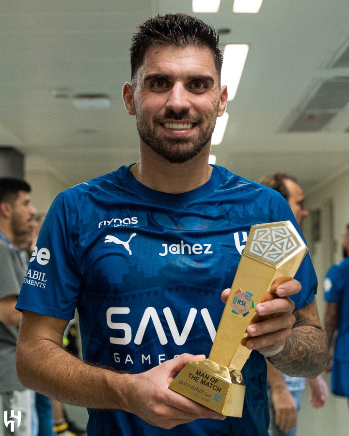 هوّ الأجدر والأحق بحمّل اشارة القيادة في الفريق 💙💙💙