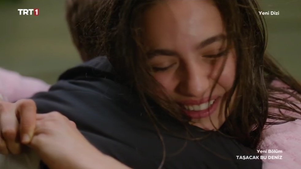 Bölüm o kadar iyiydi. Ne zaman başladı ne zaman bitti anlamadım. Aşk, dram, komedi, hüzün, aksiyon  her şeyin olduğu dopdolu, enerjisi tavan bir bölüm izledik. Tüm ekibin emeğine sağlık👏
Yarın reytinglerde 10+ görmeyi temelli ediyorum sonuna kadar hakediyor..
#TaşacakBuDeniz