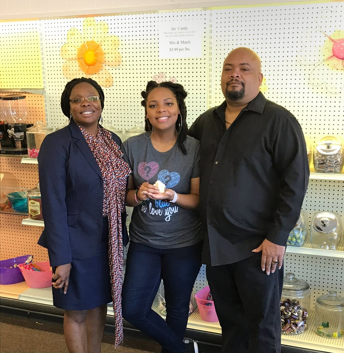 _MpaulA_Doll's tweet image. Oooo girl SAME! It’s something about a bald head dad! 💕