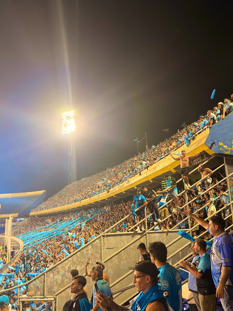 Seguiremos arrancando por tu amor.
Y siempre, pero siempre, a cambio de nada.
Solo para sentirnos vivos. Así lo hicimos toda la vida.