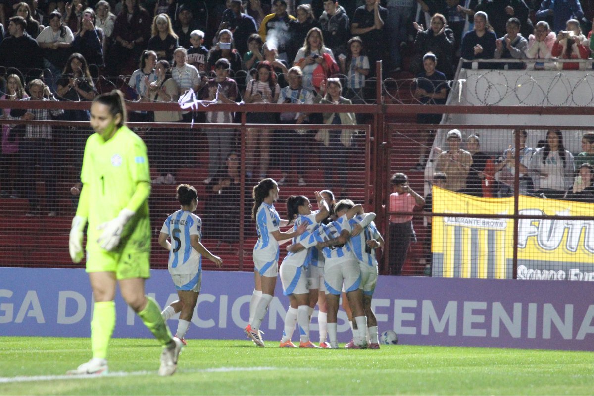 Gooooool de Argentinaaa

<a href="/agos_holzheier/">Agostina Holzheier</a> anota el 2 a 0 

¡Vamos! 

Argentina 2-0 Paraguay 

📸 <a href="/LucilaGuede/">Lucila 💜💚</a> 

#LigaDeLasNaciones