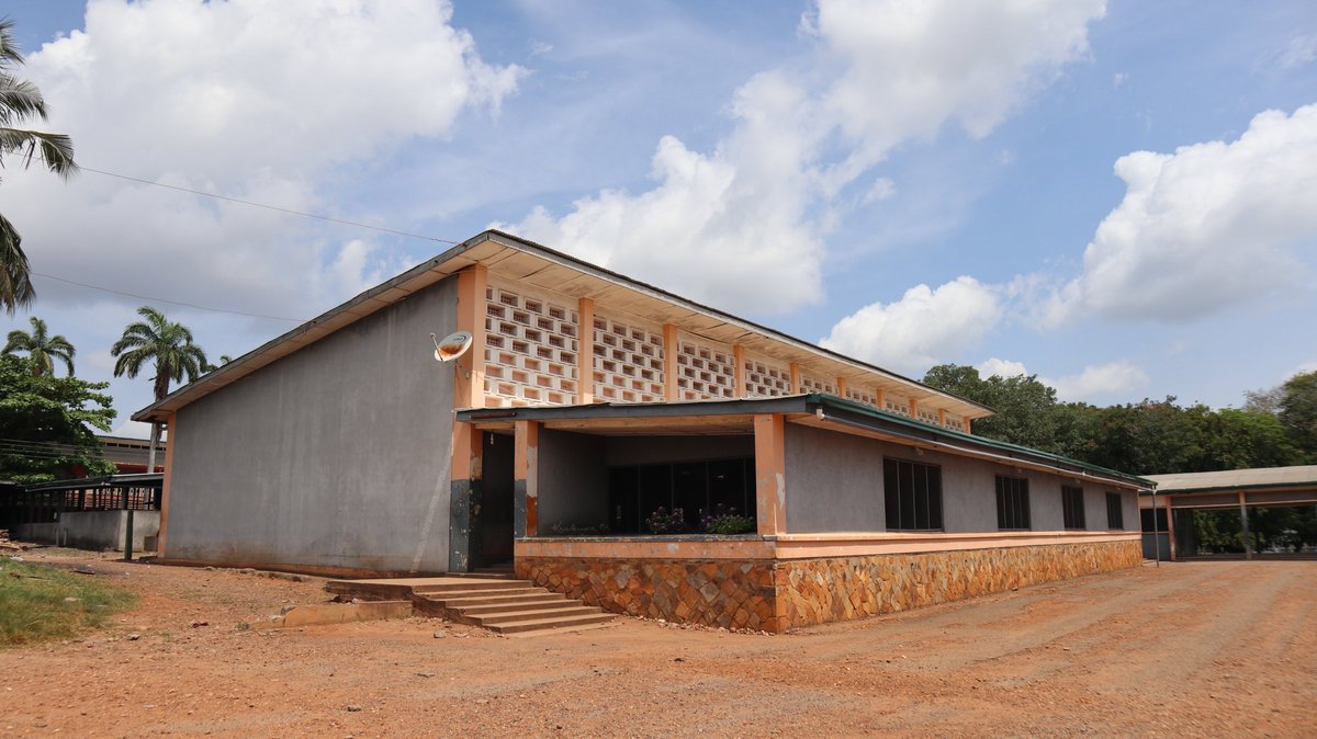 #MawuliAt75

Dining Hall at Mawuli Secondary (Senior High) School Ho:
1. Original design by Jane Drew and Maxwell Fry (1955), Photographed in 1960
2. Modifications. Photographed in 2019