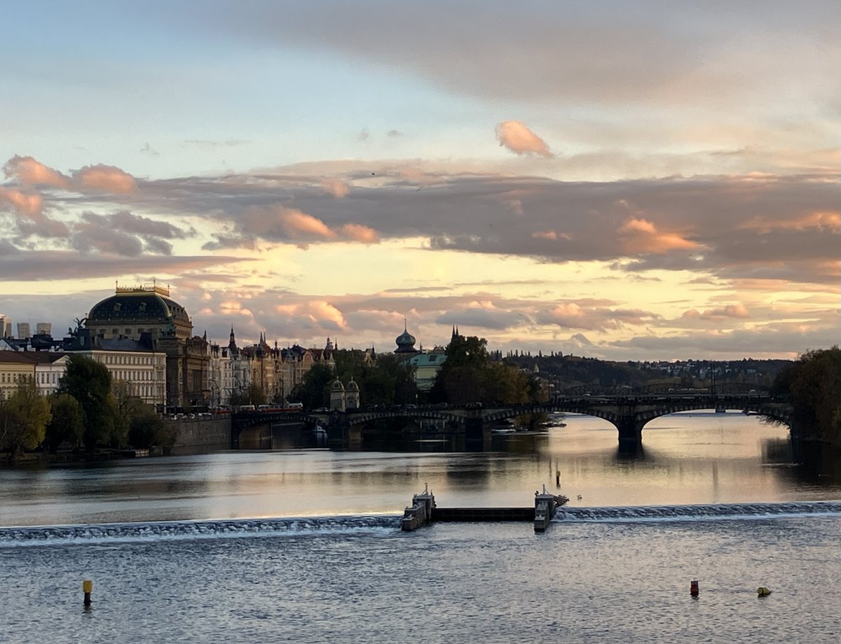 チェコ　プラハ🇨🇿
📍秋のカレル橋

すっかり秋の景色になったプラハ🍂

冷たい空気の中、
透き通るような夕焼けが美しいです✨🌆

あえてこの時間帯に街歩きするのもお勧めの時期です♪☺️