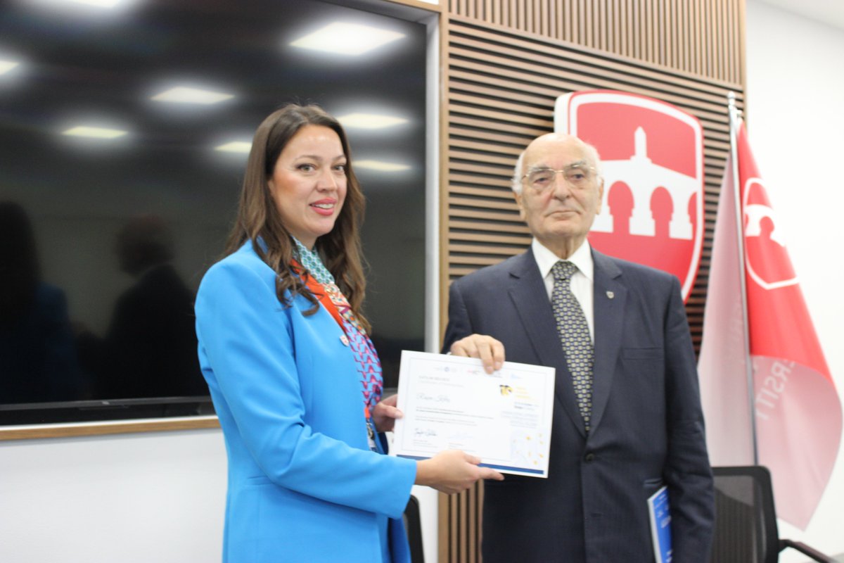 KAEnstitu's tweet photo. 10. Kent Araştırmaları Kongresi tamamlandı.

Prof. Dr. Zafer Çelik başkanlığında gerçekleşen kapanış oturumunda, Prof. Dr. Ruşen Keleş ve Prof. Dr. Metin Şenbil kentsel gelişme ve dönüşümün temel parametrelerini değerlendirdi.

Yaklaşık 200 akademisyenin katıldığı kongrede 115 bildiri sunuldu. Üç gün boyunca kentlerin değişen dinamikleri, adalet, mekân, çevre ve gelecek tartışıldı.

Katkı veren herkese teşekkürler...