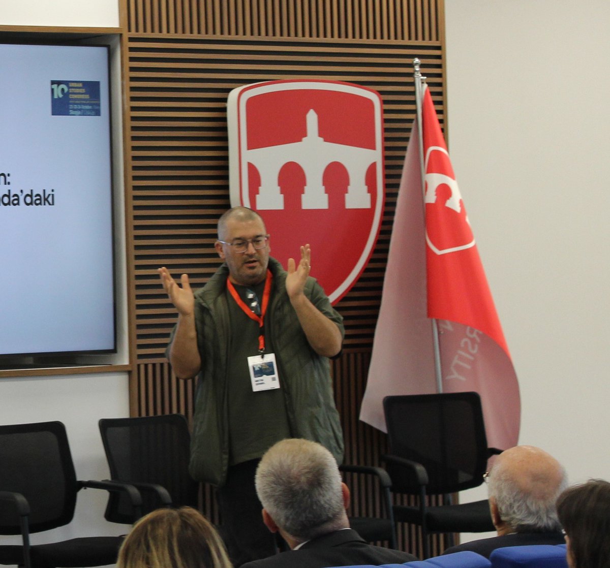 KAEnstitu's tweet photo. 10. Kent Araştırmaları Kongresi tamamlandı.

Prof. Dr. Zafer Çelik başkanlığında gerçekleşen kapanış oturumunda, Prof. Dr. Ruşen Keleş ve Prof. Dr. Metin Şenbil kentsel gelişme ve dönüşümün temel parametrelerini değerlendirdi.

Yaklaşık 200 akademisyenin katıldığı kongrede 115 bildiri sunuldu. Üç gün boyunca kentlerin değişen dinamikleri, adalet, mekân, çevre ve gelecek tartışıldı.

Katkı veren herkese teşekkürler...