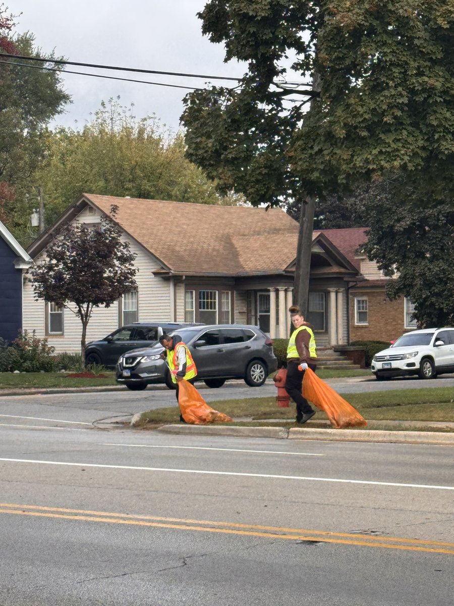 MidAmCarpenters's tweet image. Shout out to these #Local1889 members who took the time out of their day to improve their community. Two miles of Route 58 by Elgin is much cleaner thanks to you all. Just another way that Union Carpenters improve the places we live!