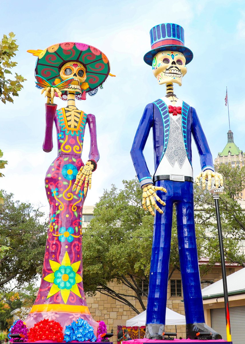 Did you know the Catrina at La Villita now has her Catrín? 💀 Standing 38.5 feet tall, these stunning statues were created by Mexican artists and brothers Jesús and Amauri Sanabria from Artsumex Colectivo de Arte Mexicano. They celebrate traditions like Día de los Muertos that