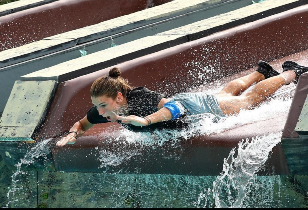 Hayat kolaylaşmaz, sen güçlenirsin.🫵🏼