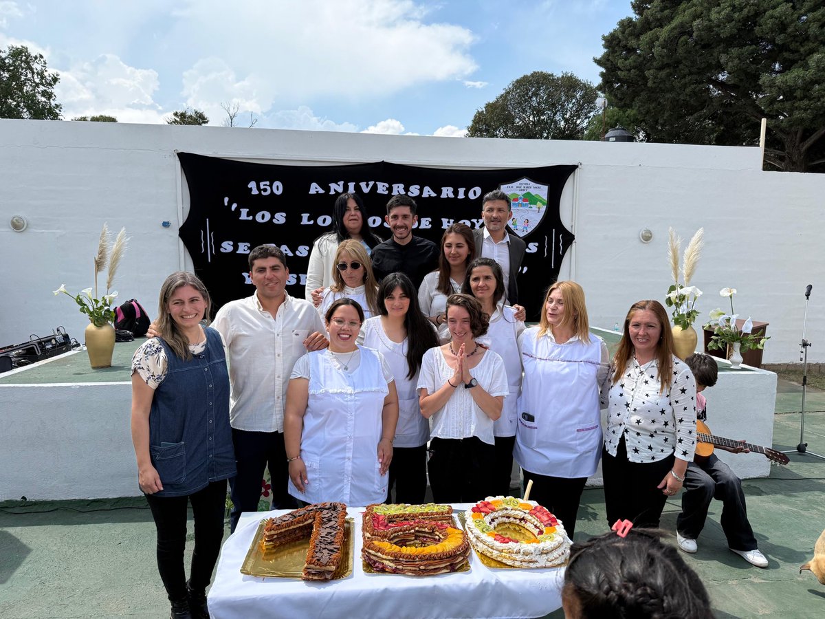 juliobanuelosok's tweet photo. 📚 Acompañamos al pte. comunal Sandro Atala y a la comunidad educativa de la Escuela Fray José María Nogal, de #Ambul, en su 150° aniversario.

Un siglo y medio formando generaciones y transformando realidades. ✨🙌
#Educación ⛰️ #Traslasierra https://t.co/h6EzXH4Tiq