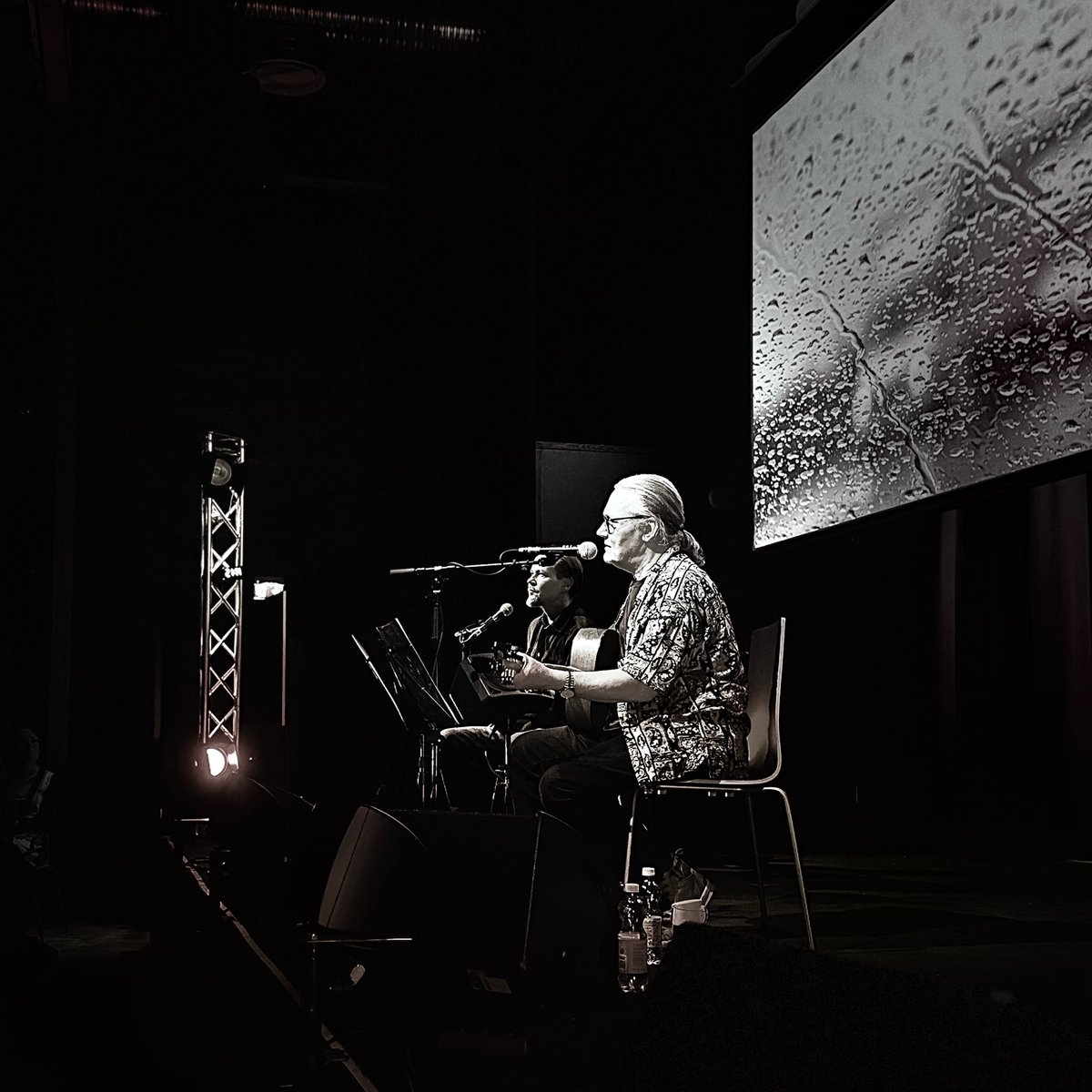 Niin alkoi viikonloppu taas livemusan parissa. Yksinkertaisen ihana Edu Kettunen. Tietenkin Krapin pajalla.