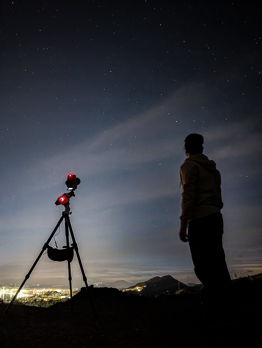 Hoy ha tocado subir al monte a cazar el cometa C/2025 A6 Lemmon (de hecho, en la foto sale muy cerca de mi hombro izquierdo 😅).
A pesar de las nubes altas, creo que he obtenido material más o menos decente para procesar este finde.
Buenas noches y buena guardia.
#CielosESA