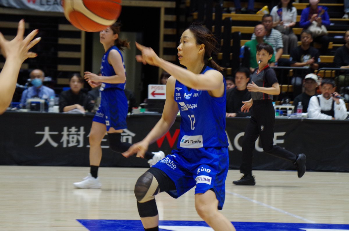 レンさん・シュンさん注目の『カメラ部』😺バスケ初心者の私には撮った後の「気づき」もたくさん🔰

例えば…ナコさんがパス出しと同時に次の指示👉まだボール届いてないのに💦
この視野の広さとスピード感なんですね💡

バスケもカメラも学びがたくさん🤗

#東京羽田ヴィッキーズ
#本橋菜子 選手