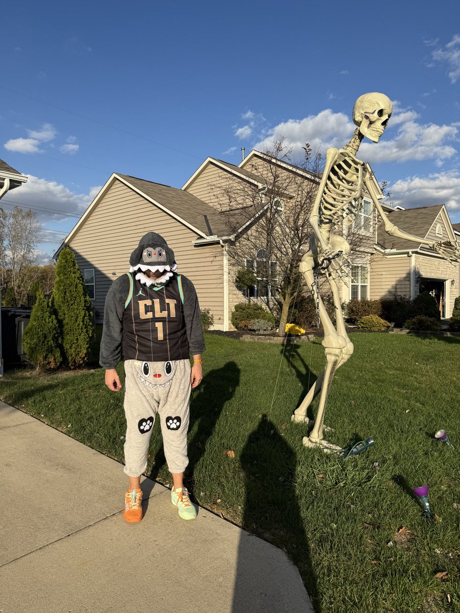 OMGItsJasonE's tweet photo. My annual pun gun Halloween costume. LaBubu Ball @NoDunksInc https://t.co/HR39J9vy6J