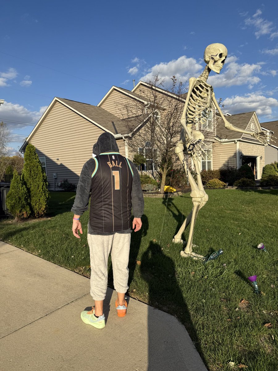 OMGItsJasonE's tweet photo. My annual pun gun Halloween costume. LaBubu Ball @NoDunksInc https://t.co/HR39J9vy6J