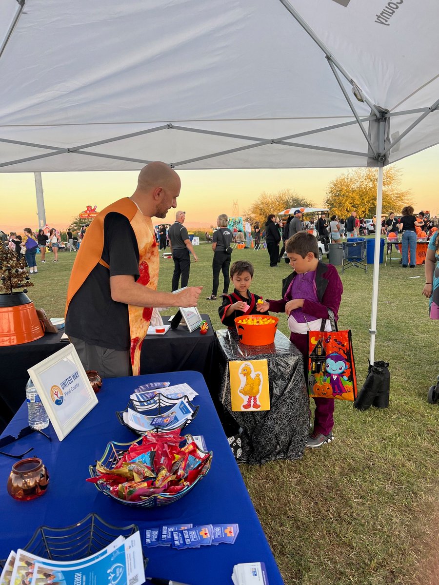 Last night was another fun &amp; successful Hoot Night in San Tan Valley, hosted by <a href="/Florenceusd/">Florence Unified</a> &amp; Johnson Ranch Community Association. 

We were able to give out hundreds of books thanks to our partner <a href="/kidsneedtoread/">kidsneedtoread</a>. Pineapple and pizza may not be for everyone, but books are! 😆