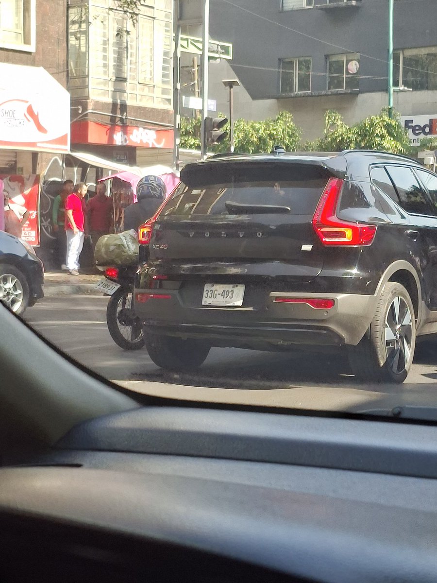 094_adri's tweet photo. Esta camioneta acaba de atropellar a un oficial de tránsito e intento huir en florencia y hamburgo CdMx https://t.co/qMhdm0WRm6