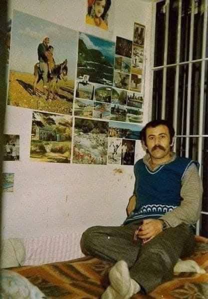 Bugün aslında 25 Ekim 1984 ve bu tarih unutulmasın diye tarihe bir şiir bırakmak gerek.
...
O, ne önde
ne arkada
sırada
sıramızdaydı...
Ve yanındakinin kanlı başı onun omuzuna eğilince
ona sıra gelince
sayısını saydı...
Söz istemez
Yaşlı göz istemez.
Çelenk melenk lâzım değil..