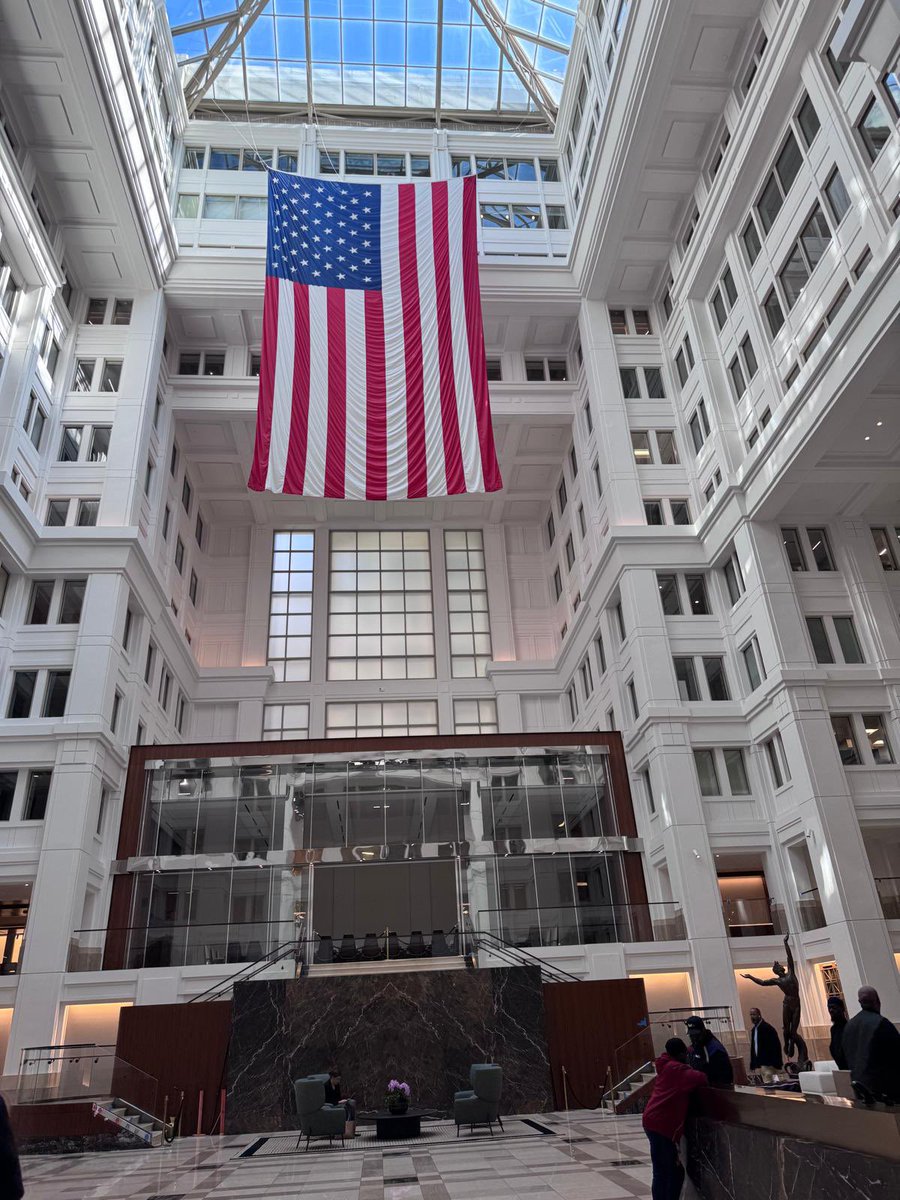 HistorySMG's tweet photo. Day 2 continued 🇺🇸
Pupils enjoyed a thought-provoking lunch &amp; learn at the Northern Ireland Bureau with Richard Cushnie, gaining insight into NI–US relations.
The day ended with the immersive American Dream experience—an inspiring look at ambition and identity. #WashingtonDC https://t.co/j0lWdjkgjv