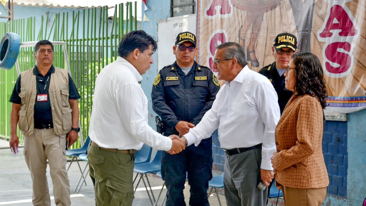 MineduPeru's tweet image. #NotaInformativa | 🚨¡Acción inmediata por la seguridad de nuestra comunidad educativa!
Por encargo del presidente de la república, José Jerí, y del ministro de Educación, Jorge Figueroa, el director de la DRELM, Marcos Tupayachi, llegó a la IE José Carlos Mariátegui en San Juan…