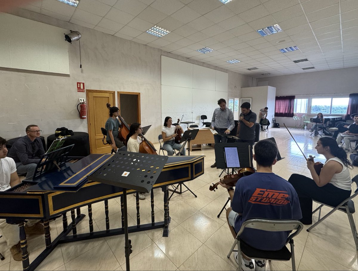 Esta semana primer encuentro de dirección con el alumnado de grado y máster de ESMAR con clases prácticas de repertorio barroco y clásico, de técnica de dirección y composición e instrumentación. También con la colaboración de los directores Giulio Marazia y Cristóbal Soler.