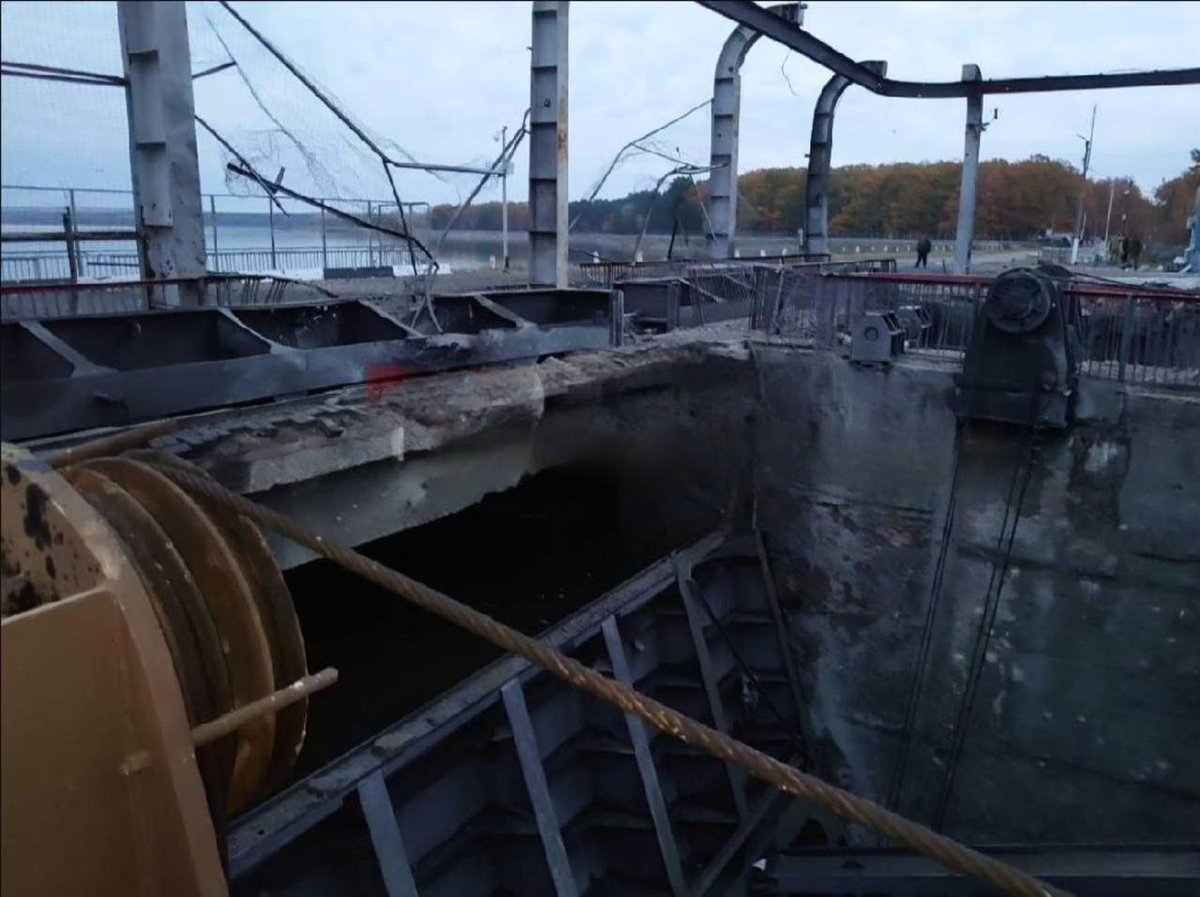 Archer83Able's tweet image. Photos showing the aftermath of recent Ukrainian strikes on the Belgorod reservoir dam, located near the settlement of Grafovka, Russia's Belgorod Oblast.
The strikes were reportedly carried out with GMLRS rockets, fired from M142 HIMARS/M270 MLRS.
📍50.4141667, 36.7569444