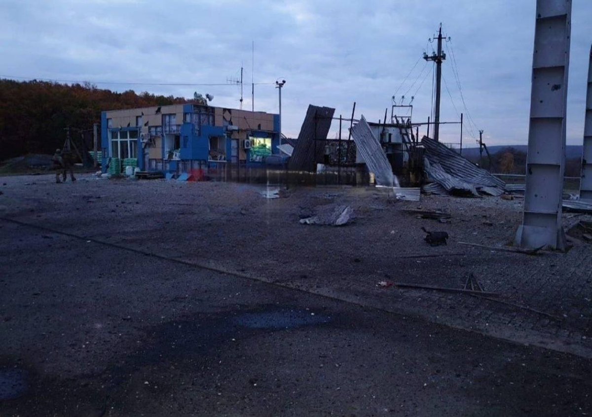 Archer83Able's tweet image. Photos showing the aftermath of recent Ukrainian strikes on the Belgorod reservoir dam, located near the settlement of Grafovka, Russia's Belgorod Oblast.
The strikes were reportedly carried out with GMLRS rockets, fired from M142 HIMARS/M270 MLRS.
📍50.4141667, 36.7569444
