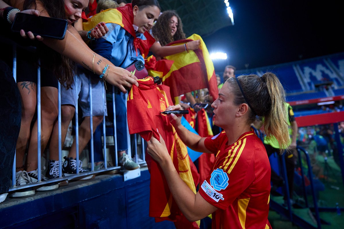 Selección Española Femenina de Fútbol (@sefutbolfem) on Twitter photo 🙏 𝗚𝗿𝗮𝗰𝗶𝗮𝘀 𝗶𝗻𝗳𝗶𝗻𝗶𝘁𝗮𝘀, Málaga.
💭 Ha sido una noche de enseueño.
#UWNL | #JugarLucharYGanar 🙏 𝗚𝗿𝗮𝗰𝗶𝗮𝘀 𝗶𝗻𝗳𝗶𝗻𝗶𝘁𝗮𝘀, Málaga.
💭 Ha sido una noche de enseueño.
#UWNL | #JugarLucharYGanar