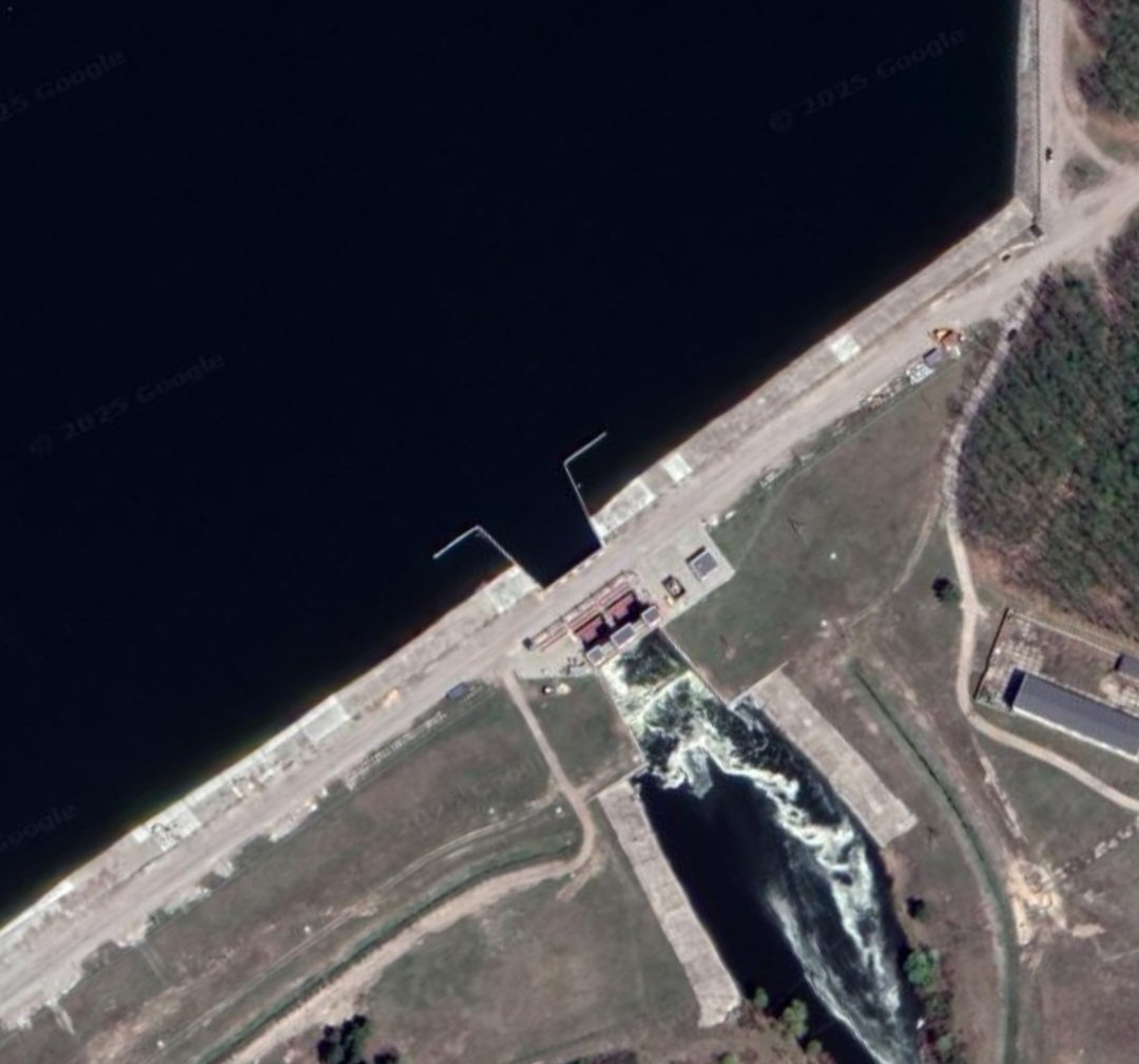 Archer83Able's tweet image. Photos showing the aftermath of recent Ukrainian strikes on the Belgorod reservoir dam, located near the settlement of Grafovka, Russia's Belgorod Oblast.
The strikes were reportedly carried out with GMLRS rockets, fired from M142 HIMARS/M270 MLRS.
📍50.4141667, 36.7569444