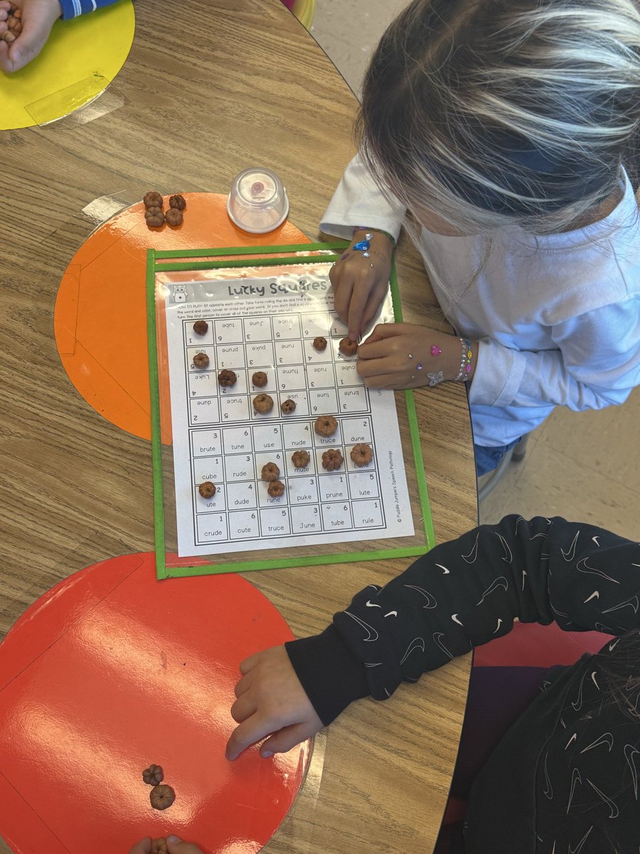 MrsOConnorMCPS's tweet photo. All five of my groups earned Fun Friday this week! We played games to help us practice our @UFLiteracy skills and used mini pumpkins as our game pieces. https://t.co/ZRhz5qZYz0
