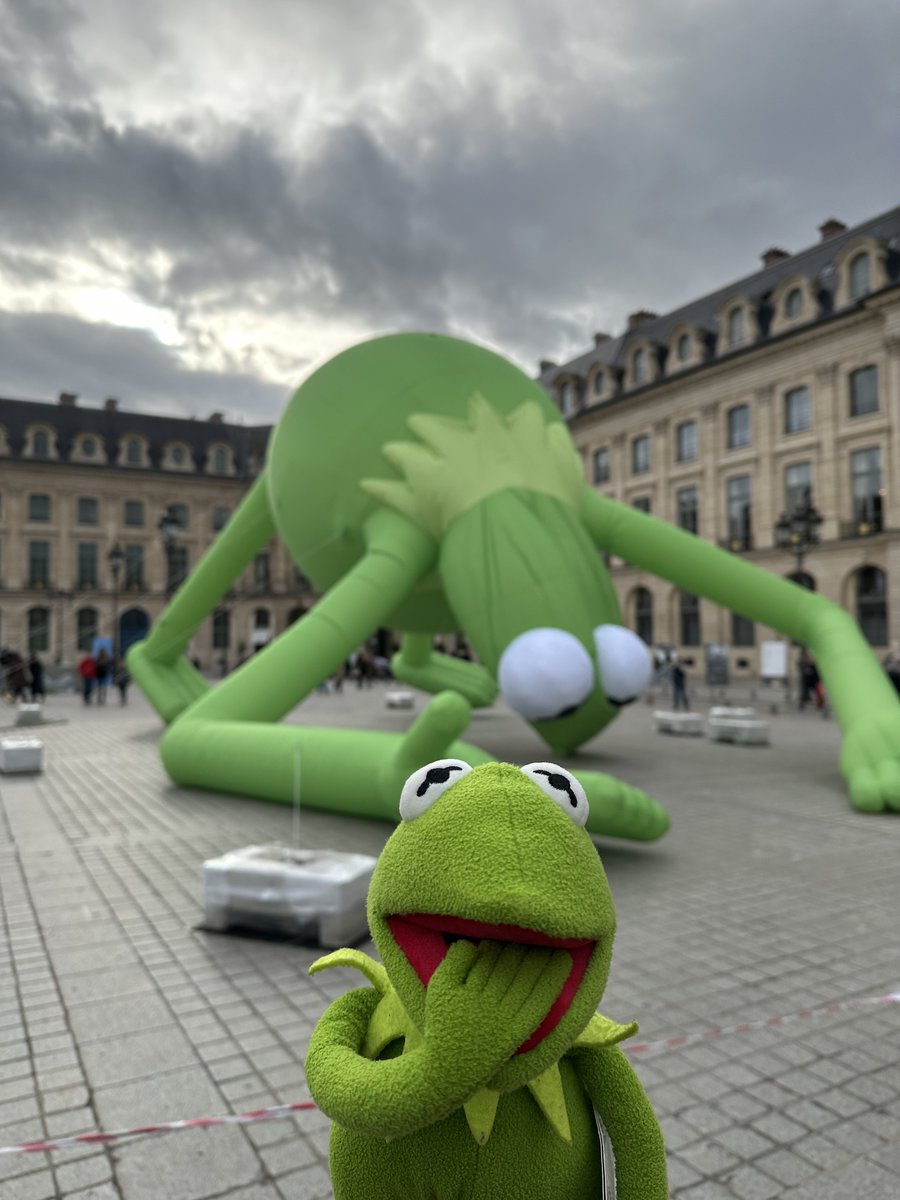 진짜 너무 뿌듯하다…
커밋 인형 프랑스까지 가져온 나 칭찬해…

사람들이 내가 주섬주섬 인형 꺼내 사진 찍고 있으니까 막 웃엇슨

또 가서 찍고 싶다 일요일에 철거하던데