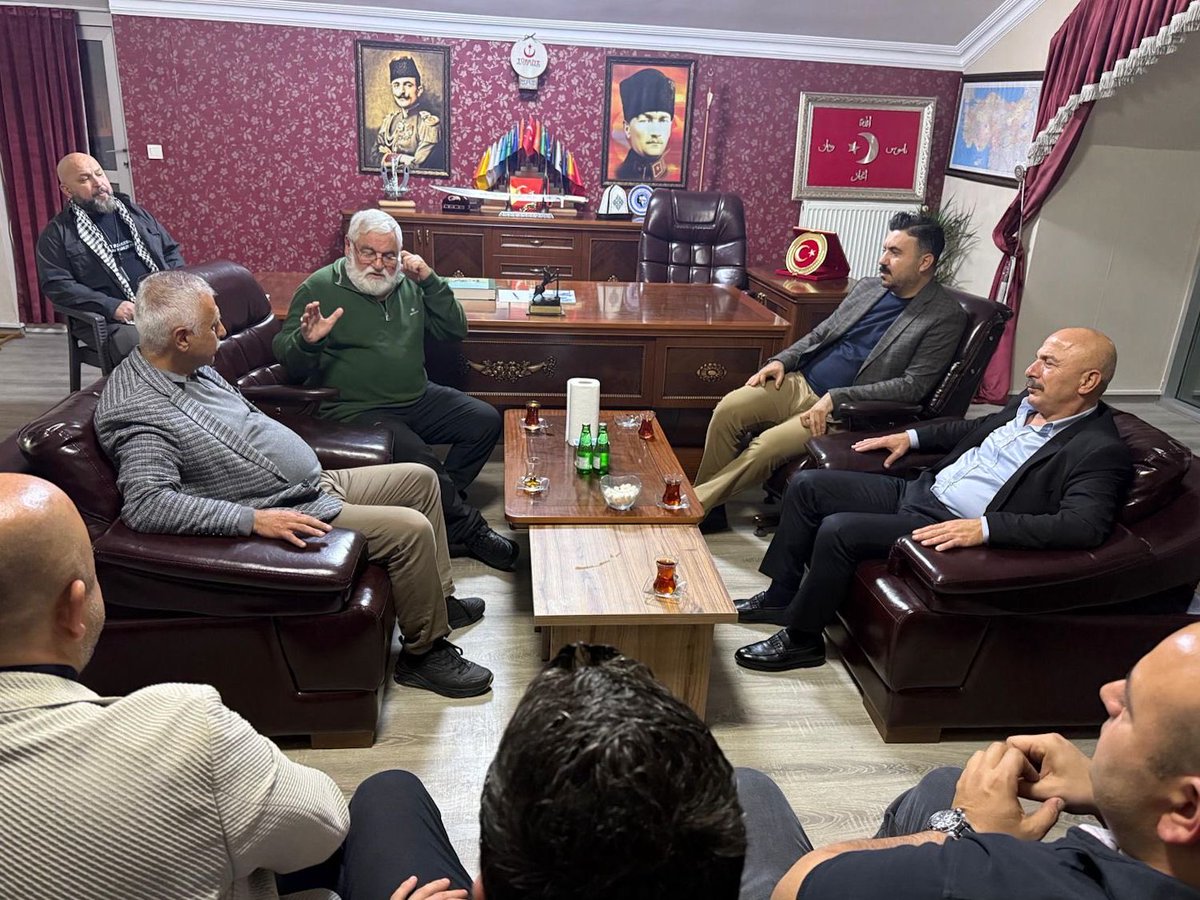 AlperenDicle's tweet photo. “Biz, koşu bittikten sonra da koşan atlarız.”

Bu söz, adanmış bir ömrün özetidir.
O ruhun en güzel temsilcilerinden Mahir Damatlar ağabeyimizi İnisiyatif Merkezimizde ağırladık.
Sohbetiyle hem yüreklerimizi hem de ideallerimizi diri tuttu.

Güzel bir gönül insanını merkezimizde ağırlamaktan büyük bir mutluluk duyduk.
Kendisine sağlık ve afiyet diliyorum.