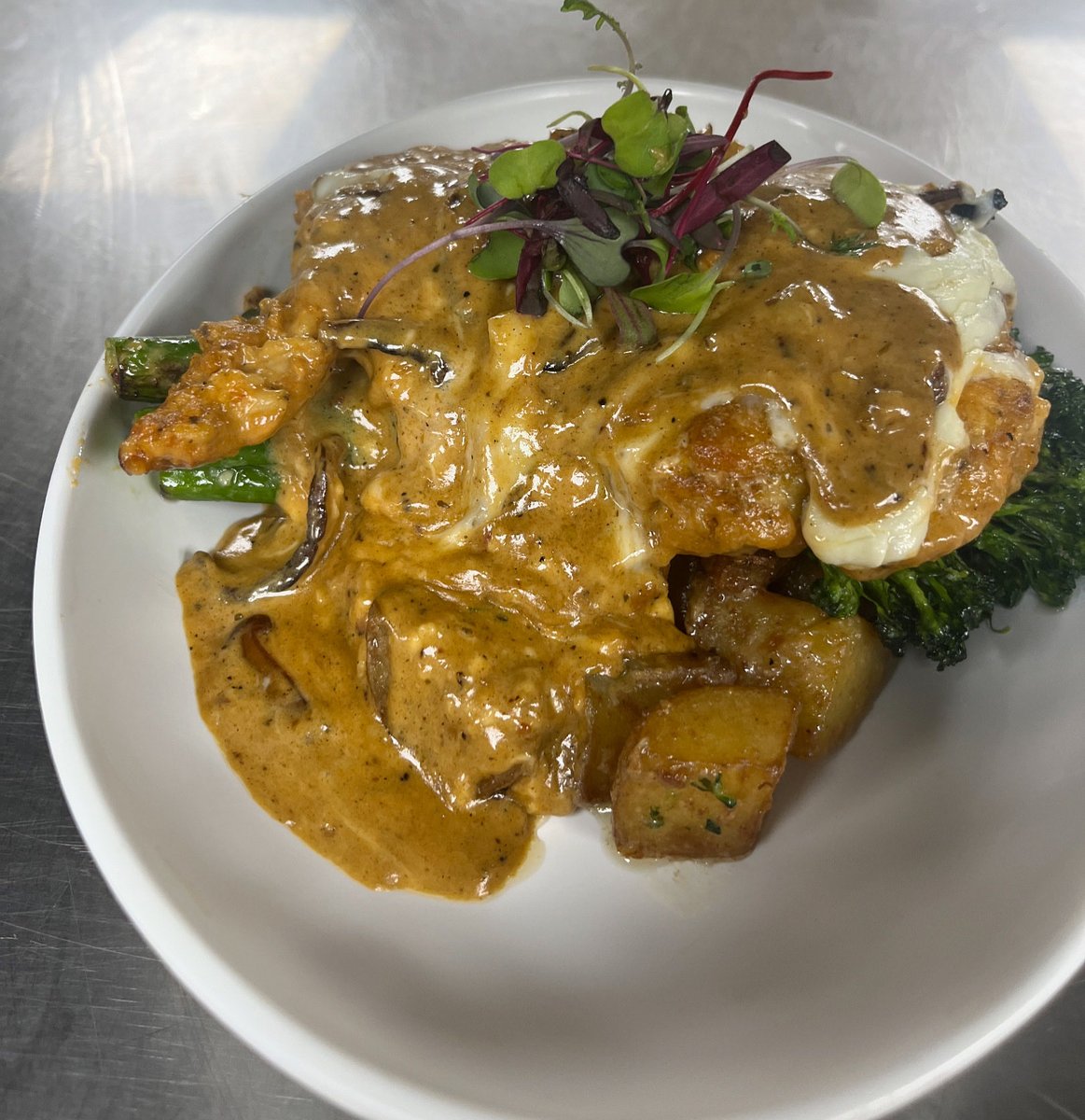 Chefez313's tweet photo. Creativity all part of the game 🇮🇹#cheflife #dedication #foodporn #chickensaltimbocca #culinarygrind https://t.co/OvxSfwOCVm