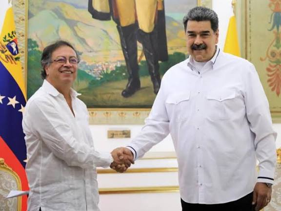 Misión cumplida (@ojocolombia2026) on Twitter photo 🇨🇴 PETRO acaba de nombrar a  Dan Kovalik como su abogado para que lo represente en EEUU
 Dan Kovalik es el mismo abogado de NICOLÁS MADURO.
Coincidencia ❓ 🇨🇴 PETRO acaba de nombrar a  Dan Kovalik como su abogado para que lo represente en EEUU
 Dan Kovalik es el mismo abogado de NICOLÁS MADURO.
Coincidencia ❓