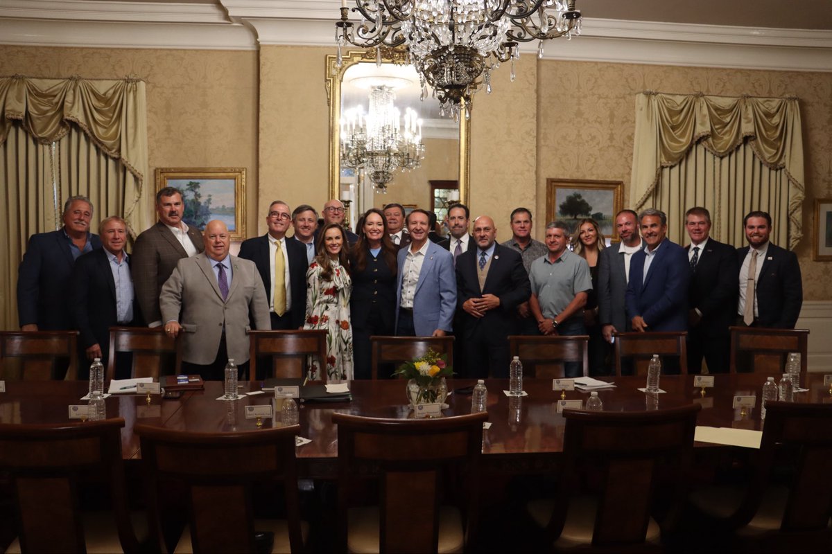 SecRollins's tweet photo. Honored to join @LAGovJeffLandry and Louisiana’s incredible farmers today at the Governor’s Mansion for a roundtable on strengthening the future of Louisiana agriculture. 

From sugarcane and rice to soybeans and cattle, these producers feed America. And @USDA is working hand-in-hand with them to deliver relief, drive down input costs, and open new markets across the world. 🇺🇸

One thing I heard from almost every farmer is how grateful they are to @POTUS for opening FSA offices during the Democrat shutdown!

Farmers First. Always.