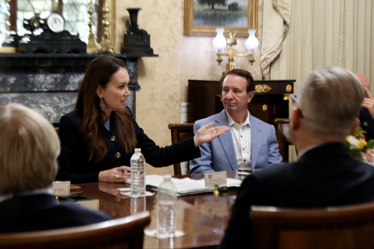 SecRollins's tweet photo. Honored to join @LAGovJeffLandry and Louisiana’s incredible farmers today at the Governor’s Mansion for a roundtable on strengthening the future of Louisiana agriculture. 

From sugarcane and rice to soybeans and cattle, these producers feed America. And @USDA is working hand-in-hand with them to deliver relief, drive down input costs, and open new markets across the world. 🇺🇸

One thing I heard from almost every farmer is how grateful they are to @POTUS for opening FSA offices during the Democrat shutdown!

Farmers First. Always.