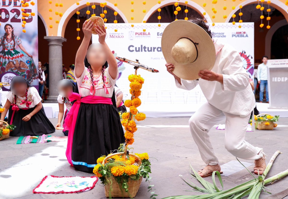 El secretario de Educación Pública, Manuel Viveros Narciso inauguró la tercera edición de “Culturas IEDEP 2025”, encuentro que reafirma el compromiso del <a href="/Gob_Puebla/">Gobierno de Puebla</a> por preservar las tradiciones que dan identidad al país, al estado y a los pueblos originarios. 

El titular de la