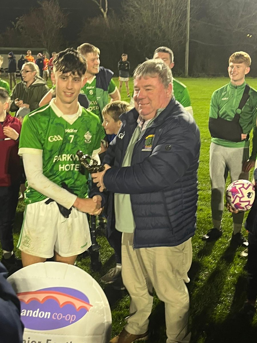 ⁦<a href="/dohenygaa/">Doheny Gaa</a>⁩ Captain and ⁦<a href="/clashawards/">Tim OS</a>⁩ Man of the Match Jack McCarthy accepts his award from ⁦<a href="/carberygaa/">Carbery GAA</a>⁩ Chairman David Whyte at the cl⁦<a href="/BandonCoop/">Bandon Co-op</a>⁩ Junior B Football final ⁦<a href="/clongaa/">Clonakilty GAA</a>⁩ ⁦<a href="/dohenygaa/">Doheny Gaa</a>⁩ 0-8 ⁦<a href="/NewcestownGAA/">Newcestown GAA</a>⁩0-6