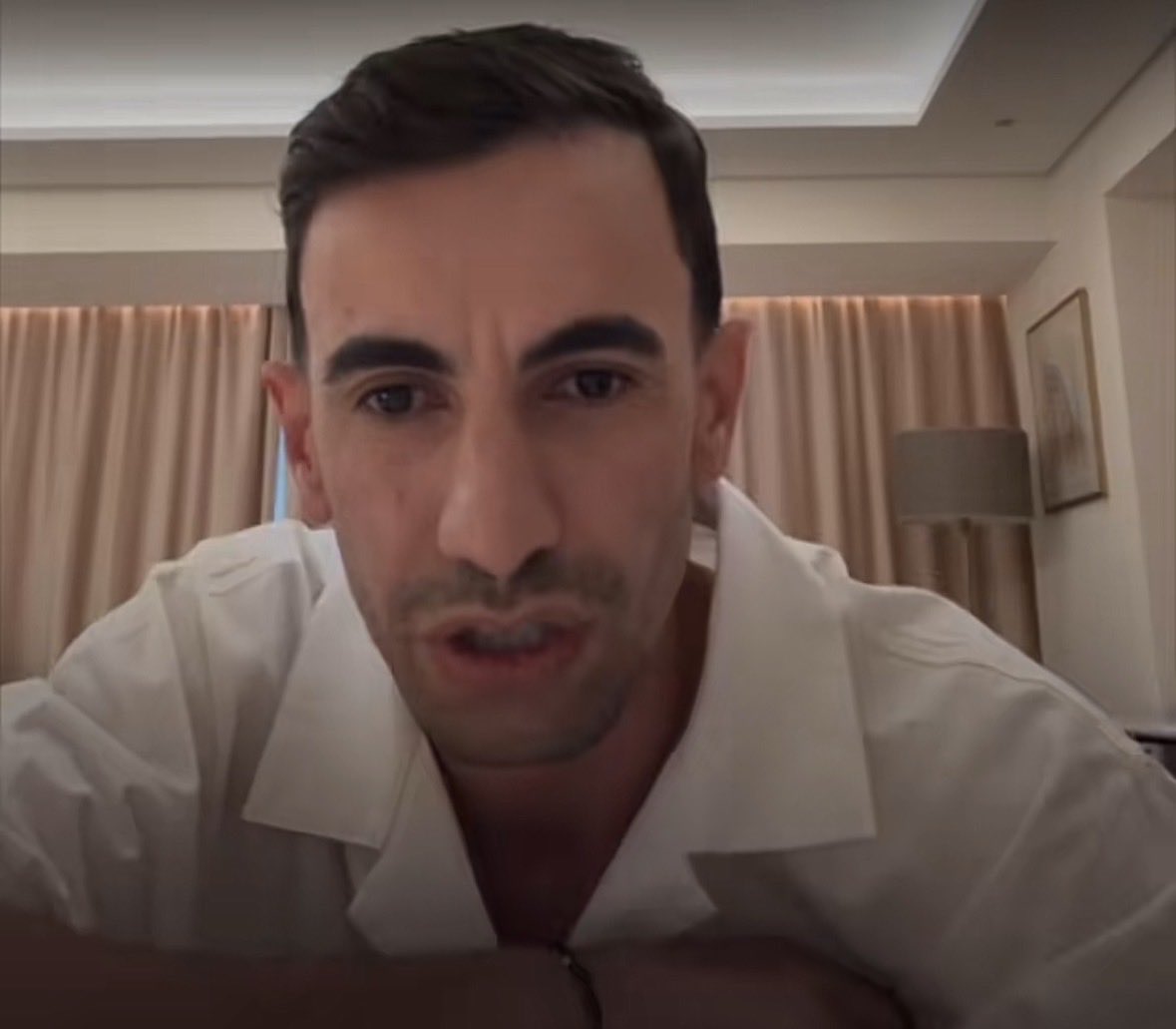 Sözleşmeni, yolunu al, siktir
Biz istersek dinlеnmez, istersek hit'tir