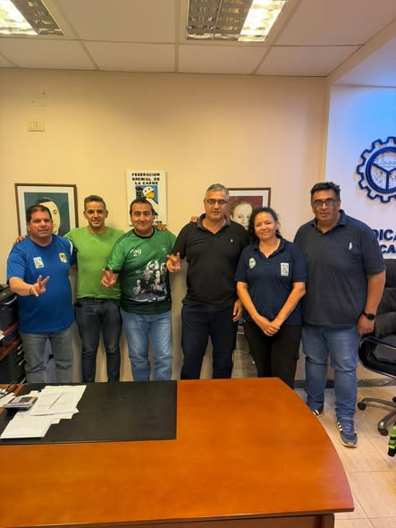 InfoCarneColon's tweet photo. 🤝Nos reunimos junto a compañer@s de distintos gremios para analizar la realidad social, económica y política del país 🇦🇷Coincidimos en la necesidad de unidad y organización de la clase trabajadora frente a las políticas de ajuste 💪✊ #UnidadDeLosTrabajadores #SindicatoDeLaCarne https://t.co/ZZono1QGua