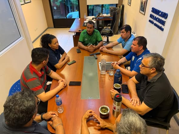 InfoCarneColon's tweet photo. 🤝Nos reunimos junto a compañer@s de distintos gremios para analizar la realidad social, económica y política del país 🇦🇷Coincidimos en la necesidad de unidad y organización de la clase trabajadora frente a las políticas de ajuste 💪✊ #UnidadDeLosTrabajadores #SindicatoDeLaCarne https://t.co/ZZono1QGua