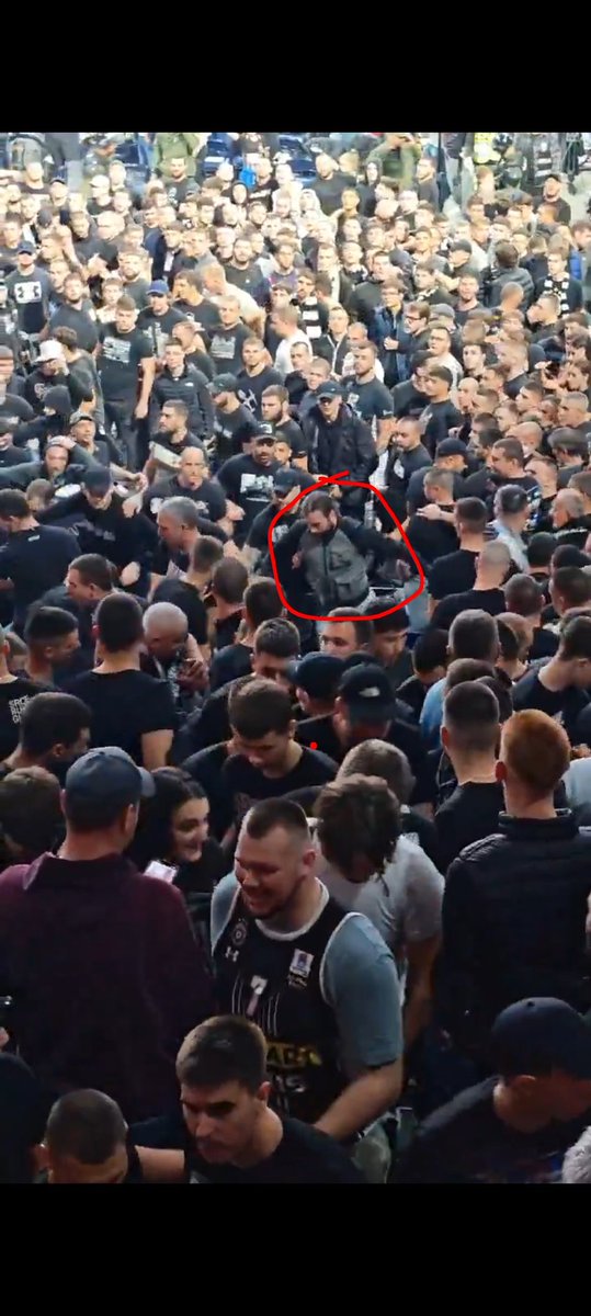 BuleLfc's tweet photo. @Virim_iz_coska Ко је овај Ћаци? 

Он је касније носио качкет кад је кренуо на лика са транспарентом. https://t.co/IxuzimHL8d