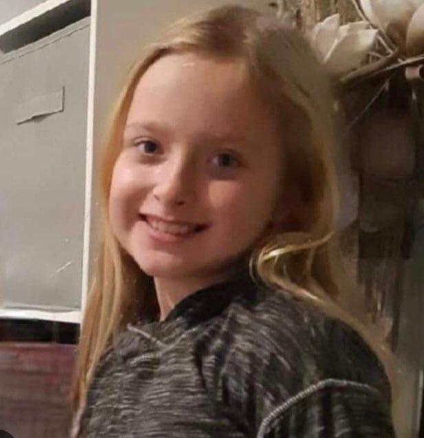 Même si nous ne l'avons pas connue personnellement, les photos familiales de sa joie de vivre, témoignant de la candeur de son innocence, nous rapprochent de son souvenir autant qu'elles nous bouleversent. À Lola.