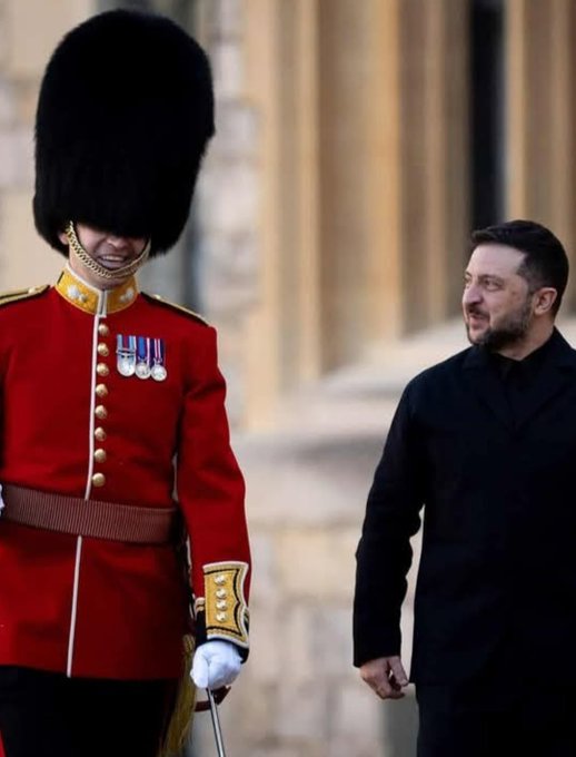 LunairePierre3's tweet image. 🟨Zelensky... Résistant irrésistible...🤭🫡🔥🇺🇦
#SlavaUkraini🇺🇦