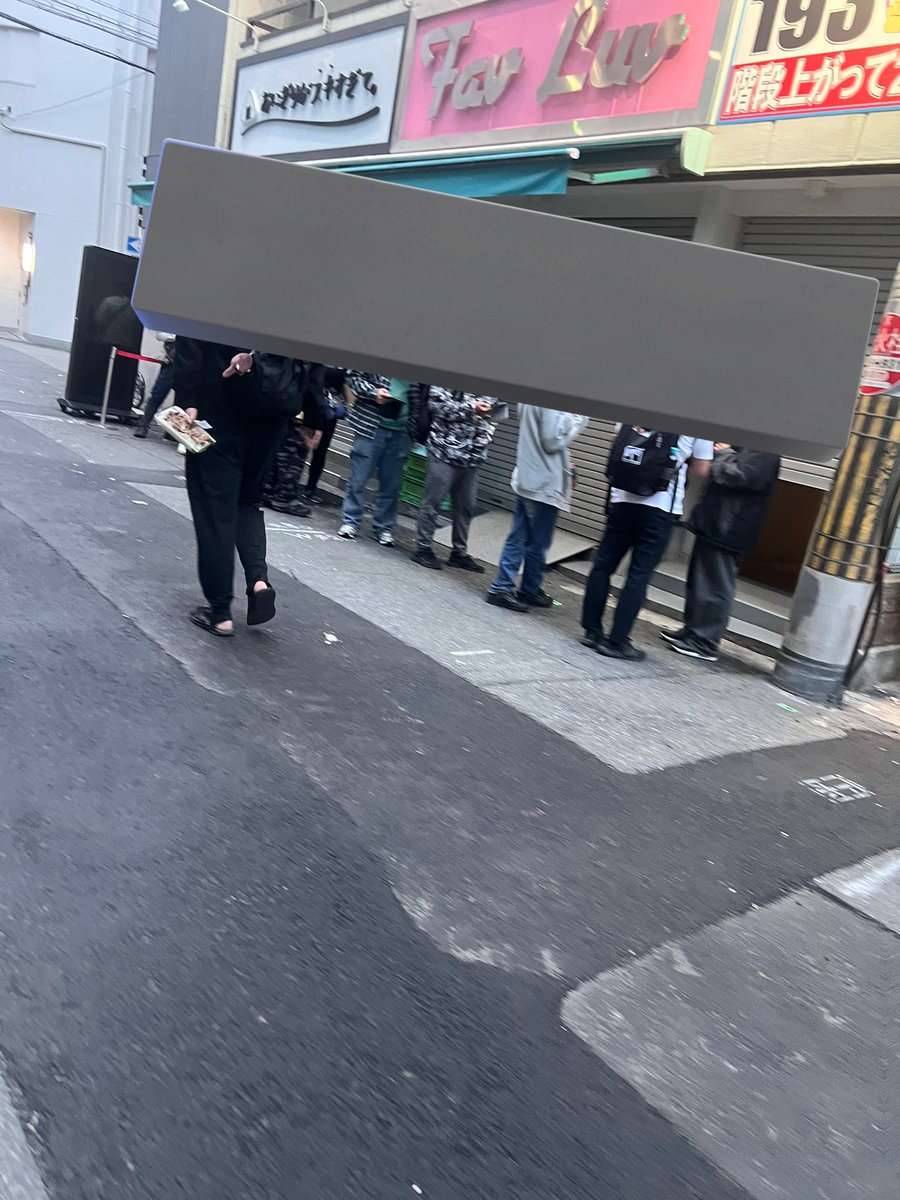_t_o2mass's tweet photo. 193のGCG2弾並びに来たら、クソ並んでて草
st買えなそう、、 https://t.co/fs7w1qAib8